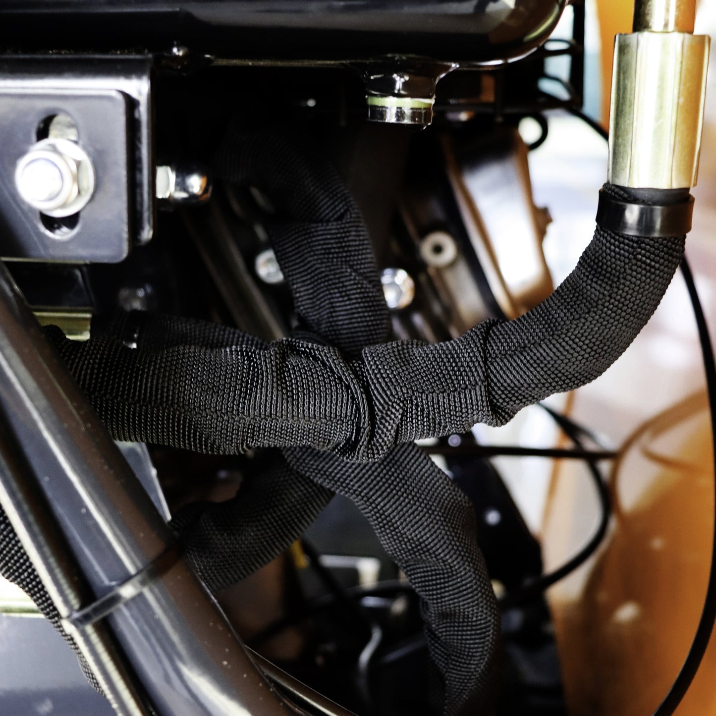 1100 lbs Loading Capacity Track Barrow with Hydraulic Assist, Gas Powered, Briggs XR1450,306cc 10HP, 3F+1R Gearbox